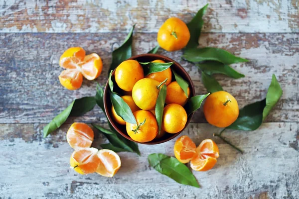 Selective Focus Ripe Juicy Tangerines Bowl Tangerine Leaves Fresh Fragrant — Stock Photo, Image