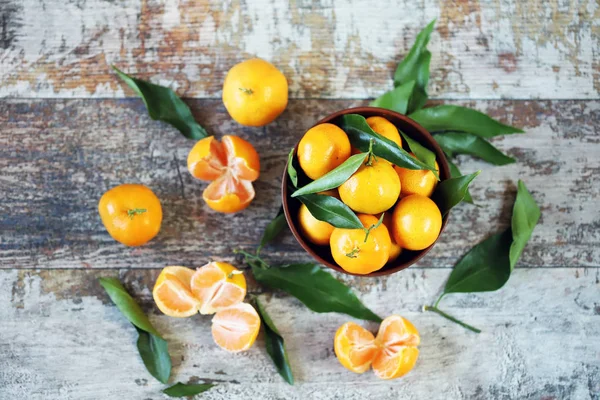 Selektiver Fokus Reife Saftige Mandarinen Einer Schüssel Mandarinenblätter Frische Duftende — Stockfoto