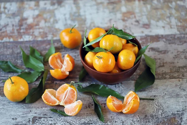 Selective Focus Ripe Juicy Tangerines Bowl Tangerine Leaves Fresh Fragrant — 스톡 사진
