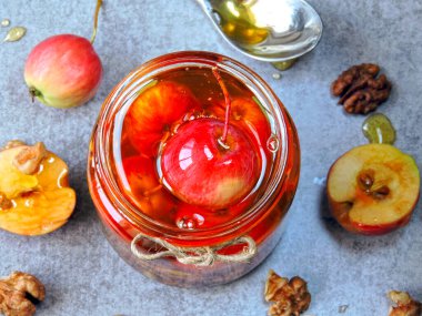 Paradise elma ve ceviz bal. Bir kavanoz bal küçük elma ve fındık ile. Besleyici bal karışımı kavanozun içinde. Tatlım, elma ve fındık vitamin karışımı.