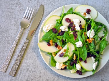 Elma salatası, roka, süzme peynir ve kuru kızılcık. Keto diyeti için salata. Keto öğle yemeği fikri.