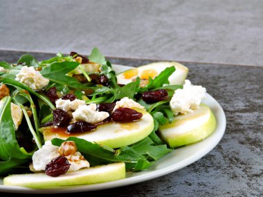 Elma salatası, roka, süzme peynir ve kuru kızılcık. Keto diyeti için salata. Keto öğle yemeği fikri.