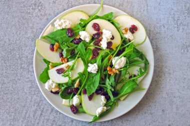 Elma salatası, roka, süzme peynir ve kuru kızılcık. Keto diyeti için salata. Keto öğle yemeği fikri.