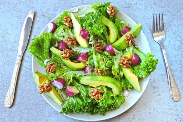 Grüner Salat Mit Avocado Blauer Zwiebel Und Walnuss Gesunder Nahrhafter — Stockfoto
