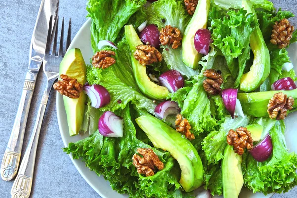 Grüner Salat Mit Avocado Blauer Zwiebel Und Walnuss Gesunder Nahrhafter — Stockfoto