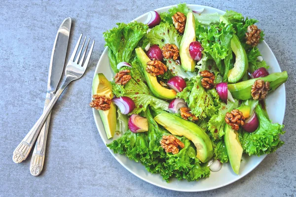 Grüner Salat Mit Avocado Blauer Zwiebel Und Walnuss Gesunder Nahrhafter — Stockfoto