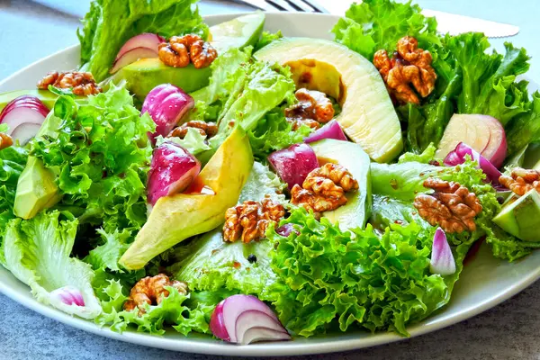 Zöld Saláta Avokádóval Kék Hagymával Dióval Egészséges Tápláló Saláta Avokádóval — Stock Fotó