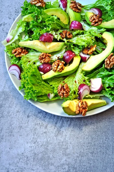 Grüner Salat Mit Avocado Blauer Zwiebel Und Walnuss Gesunder Nahrhafter — Stockfoto