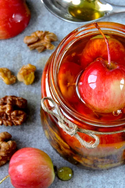 Paraíso Manzanas Nueces Miel Frasco Miel Con Pequeñas Manzanas Nueces — Foto de Stock