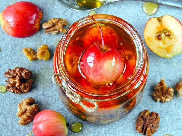 Paraíso Manzanas Nueces Miel Frasco Miel Con Pequeñas Manzanas Nueces — Foto de Stock