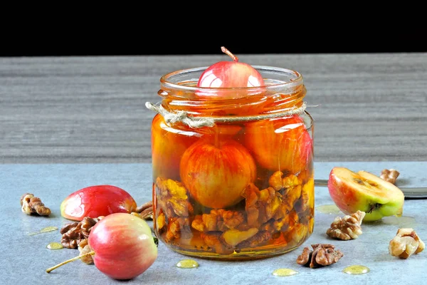Paradiesäpfel Und Walnüsse Honig Ein Glas Honig Mit Kleinen Äpfeln — Stockfoto