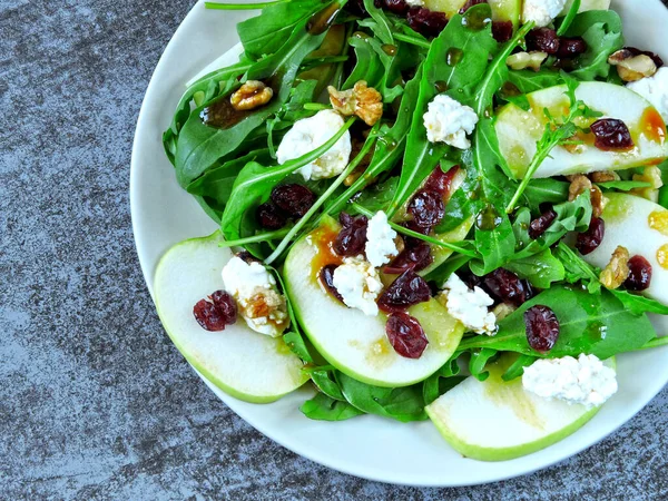 Ensalada Manzana Con Rúcula Requesón Arándanos Secos Ensalada Para Dieta —  Fotos de Stock