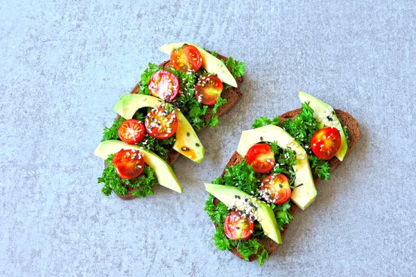 Open Sandwiches Greens Avocados Cherry Tomatoes — Stock Photo, Image