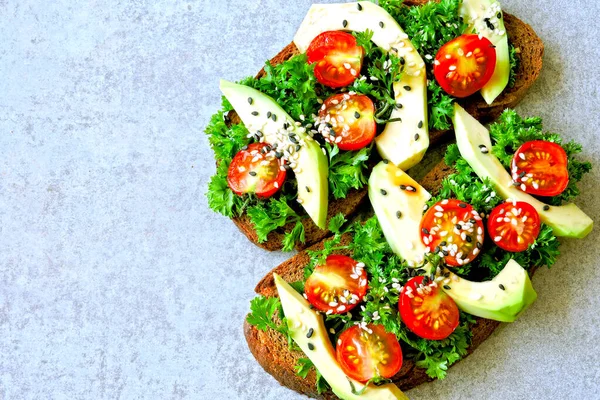 Open Sandwiches Greens Avocados Cherry Tomatoes — Stock Photo, Image