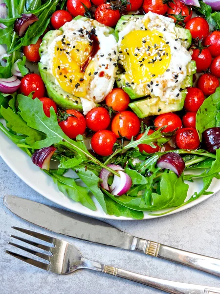 Αβοκάντο Αυγό Ρόκα Και Ντοματίνια Ένα Πιάτο Πιάτο Υγιεινό Γεύμα — Φωτογραφία Αρχείου
