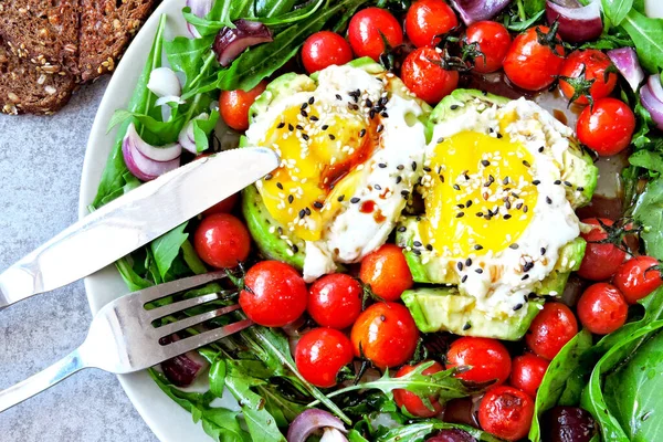 卵とアボカド 皿の上にアルグラとチェリートマト 健康的な食事とプレート アボカド アルグラ チェリートマトと健康的なサラダ 健康食品 — ストック写真