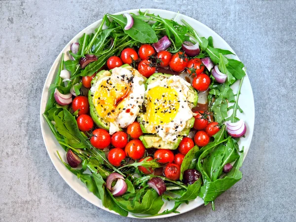 Αβοκάντο Αυγό Ρόκα Και Ντοματίνια Ένα Πιάτο Πιάτο Υγιεινό Γεύμα — Φωτογραφία Αρχείου