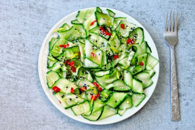 Çin usulü salatalık. Salatalık ve acı biberli salata. Salatalıklı Çin salatası..