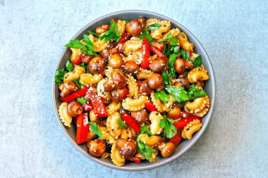 Mantarlı makarna. Vejetaryen yemeği. Şampiyonlarla yeni hazırlanmış makarna. Lezzetli ve sağlıklı bir yemek kasesi.