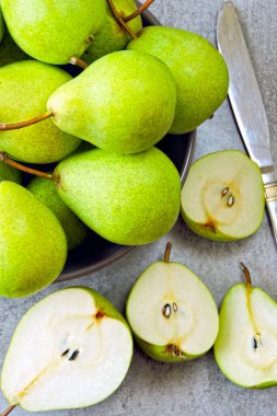 Taze armutlar kasede. Kavanozda armut yarıları. Taze armut hasadı. Armut turtası için armut hazırlama.