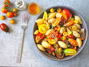 Domatesli makarna. Vejetaryen yemek kasesi. Spor yemeği. Kasede sağlıklı beslenme. Zeytinyağlı makarna ve farklı domates çeşitleri..