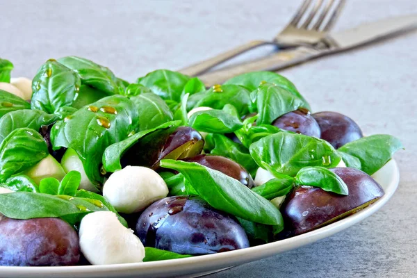 Ensalada Caprese Con Ciruelas Ensalada Saludable Dieta Keto —  Fotos de Stock