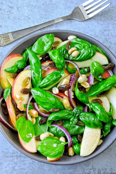 Gesunder Salat Mit Basilikum Und Apfel Salat Mit Apfel Rosinen — Stockfoto