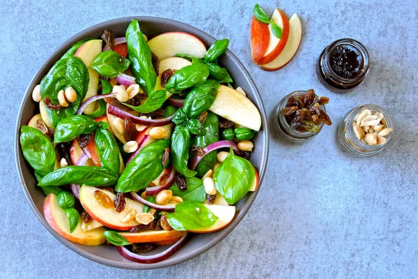 Gesunder Salat Mit Basilikum Und Apfel Salat Mit Apfel Rosinen — Stockfoto