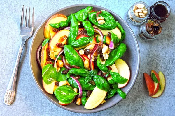 Gesunder Salat Mit Basilikum Und Apfel Salat Mit Apfel Rosinen — Stockfoto