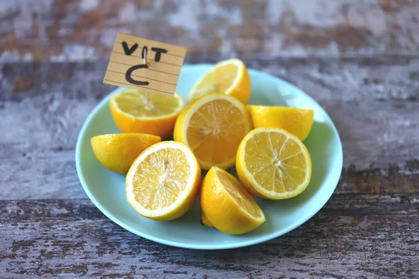 Выборочный Фокус Заметка Надписью Vit Тарелке Лимонами Лимоны Источник Витамина — стоковое фото