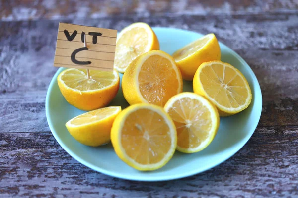 Выборочный Фокус Заметка Надписью Vit Тарелке Лимонами Лимоны Источник Витамина — стоковое фото
