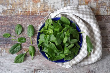 Tabakta taze ıspanak. Sulu ıspanak yaprakları. Diyet konsepti. Vejetaryen yemeği.