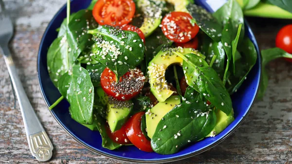 Salada Saudável Com Abacate Espinafre Tomate Cereja Salada Vegan Super — Fotografia de Stock