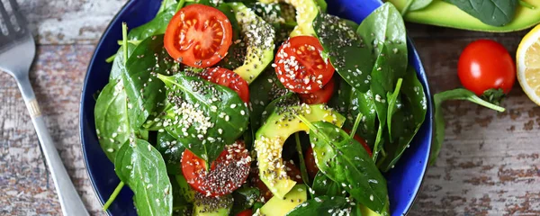 Avokado Ispanak Kiraz Domatesli Sağlıklı Salata Vejetaryen Salatası Süper Yemek — Stok fotoğraf