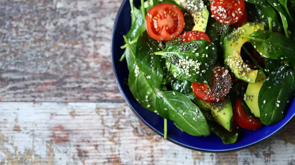 Avokado Ispanak Kiraz Domatesli Sağlıklı Salata Vejetaryen Salatası Süper Yemek — Stok fotoğraf