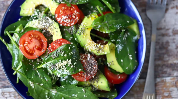 Salade Saine Avec Avocat Épinards Tomates Cerises Salade Végétalienne Super — Photo