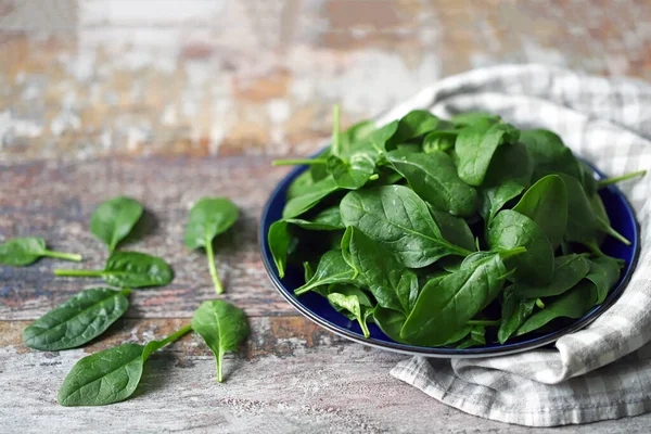 Bayam Segar Bayi Piring Daun Bayam Juicy Konsep Diet Makanan — Stok Foto