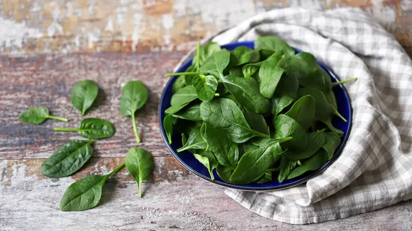 Bayam Segar Bayi Piring Daun Bayam Juicy Konsep Diet Makanan — Stok Foto