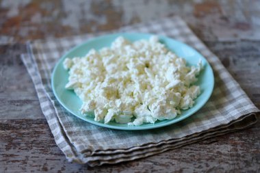 Seçici odaklanma. Tabakta taze ev yapımı süzme peynir..