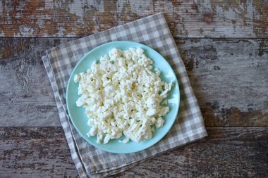 Seçici odaklanma. Tabakta taze ev yapımı süzme peynir..