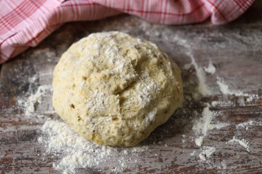 Seçici odaklanma. Makro. İtalyan otlarıyla Focaccia yapmak için taze ev yapımı maya hamur, zeytin ve baharatlar. Evde yemek pişirmek. Geleneksel İtalyan ekmeği.