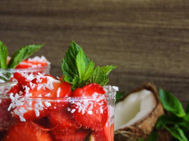 Çilekli maden suyu, limon, hindistan cevizi ve nane. Vitamin suyu. Keto diyeti.