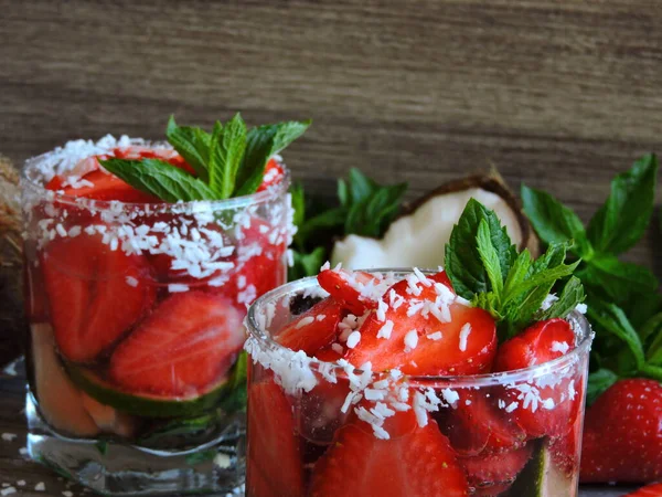 Mineralwasser Mit Erdbeeren Limette Kokosnuss Und Minze Vitaminwasser Keto Diät — Stockfoto