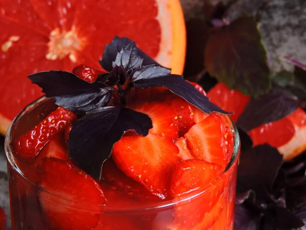 Bebida Desintoxicação Refrescante Para Perda Peso Com Morangos Toranja Manjericão — Fotografia de Stock