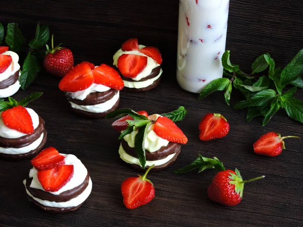 Galletas Chocolate Con Queso Crema Fresas Bebida Leche Fresa Una — Foto de Stock