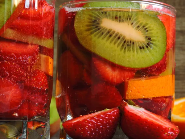 Bebidas Brillantes Con Fresas Kiwi Macro —  Fotos de Stock