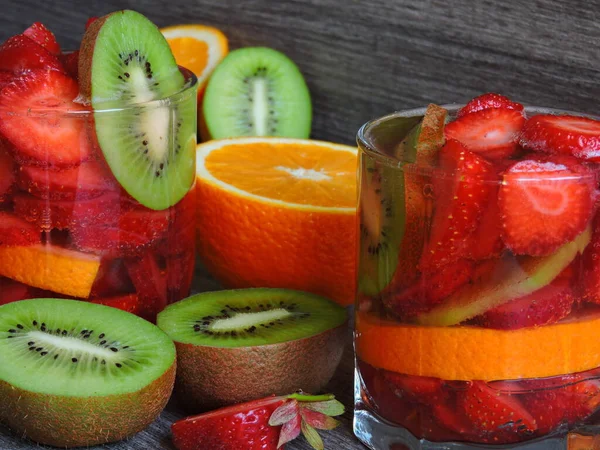 Bebidas Brillantes Con Fresas Kiwi Macro —  Fotos de Stock