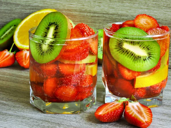 Bebidas Brillantes Con Fresas Kiwi Macro —  Fotos de Stock