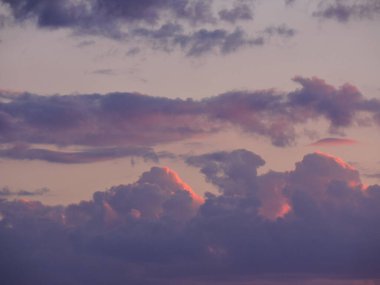 Gün batımında bulutlar. Akşam yaz bulutları.