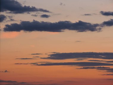 Gün batımında bulutlar. Akşam yaz bulutları.